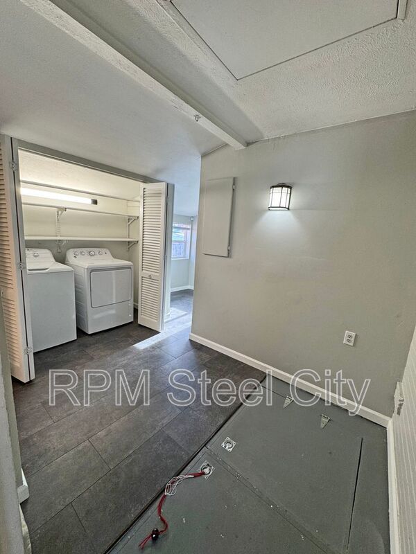 Building Photo - 1626 E Routt Ave