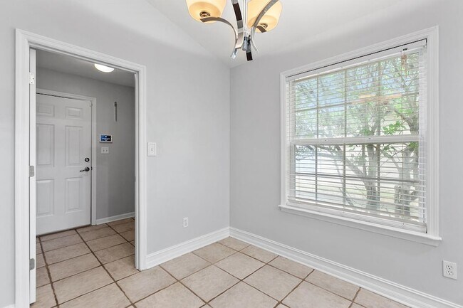 Building Photo - 2521 Heathrow Dr