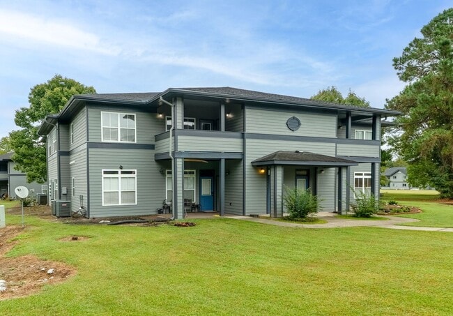 Building Photo - Cozy Lakeside Living in Moncks Corner!