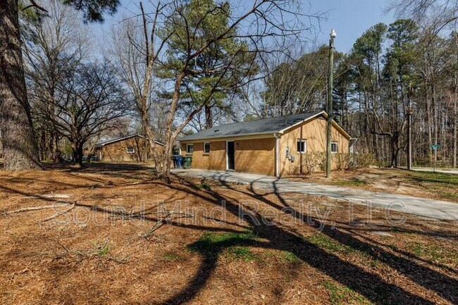 Building Photo - 2624 Sanderford Rd