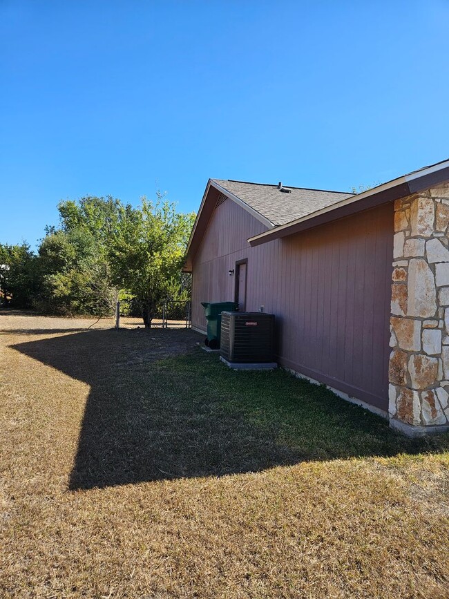 Building Photo - Super Cute big lot 3 bedroom in HH!