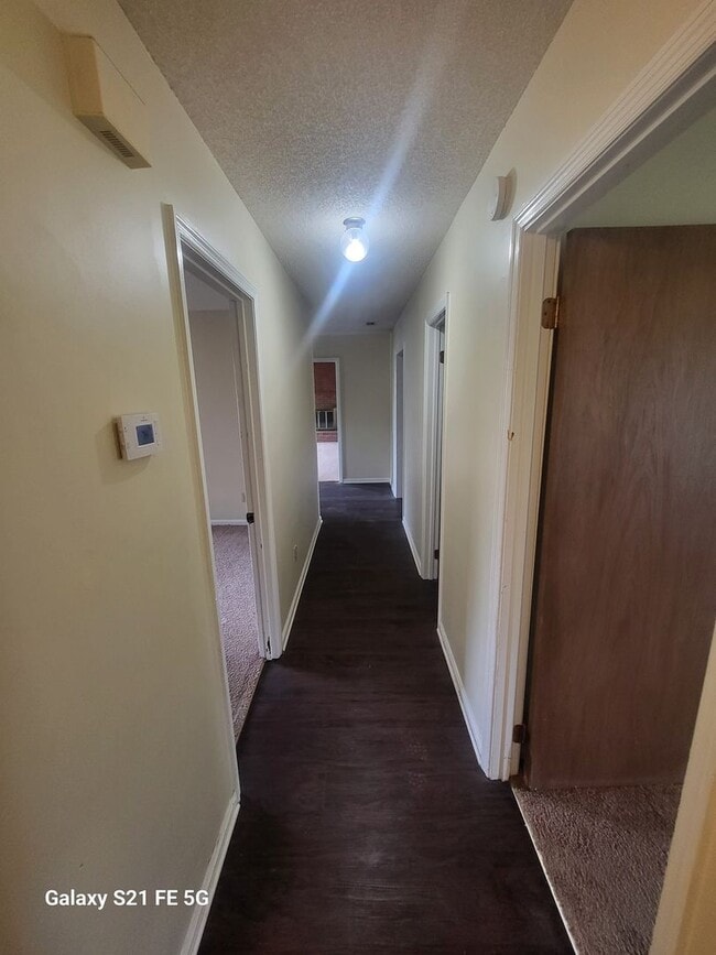 Building Photo - 3 bedroom, 2 bath home