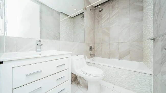 Building Photo - Private Bedroom in a 4 bedroom / 1.5 bathr...