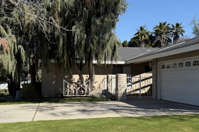 Building Photo - 1304 La Puente Dr