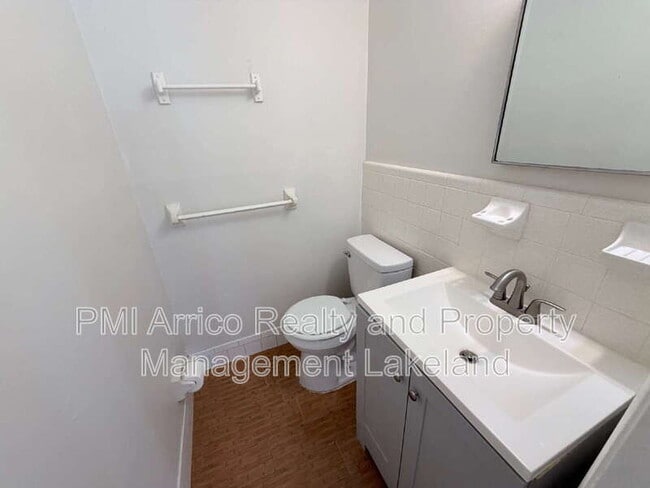 Building Photo - 1211 Robert King High Dr