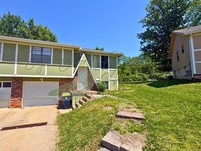 Building Photo - SPACIOUS TOWNHOME WITH GARAGE!!!