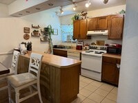 Building Photo - Spacious 876 SF Unit - 1 bd / 1 ba near UF...