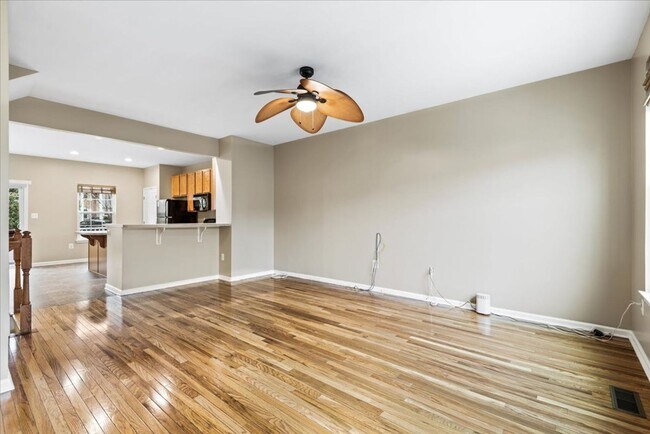 Building Photo - Charming 3-Level Townhome