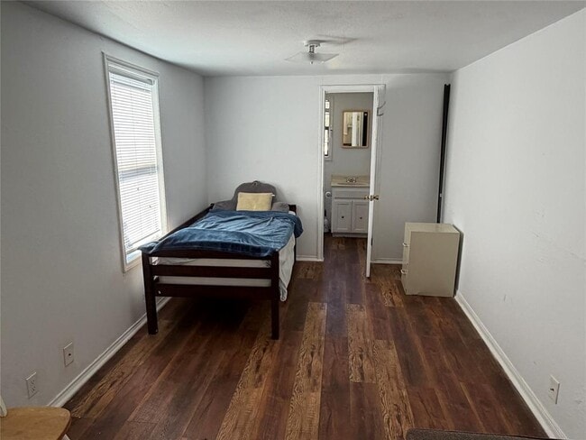 Building Photo - 2409 Sanders Ln