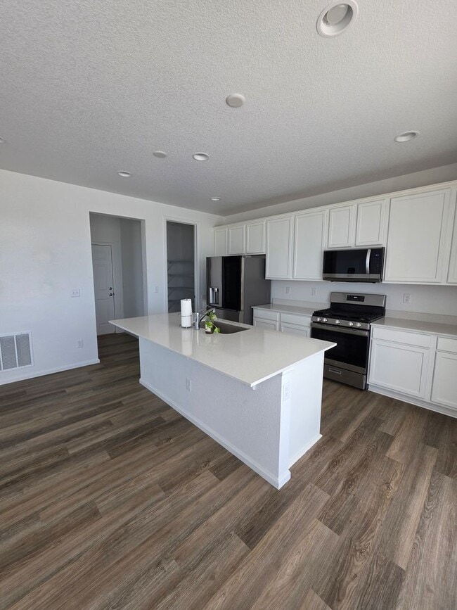 Building Photo - ALL PROSPECTIVE TENANTS MUST SUBMIT A $58 NON-REFUNDABLE APPLICATION FEE PER APPLICANT ONLINE AND...