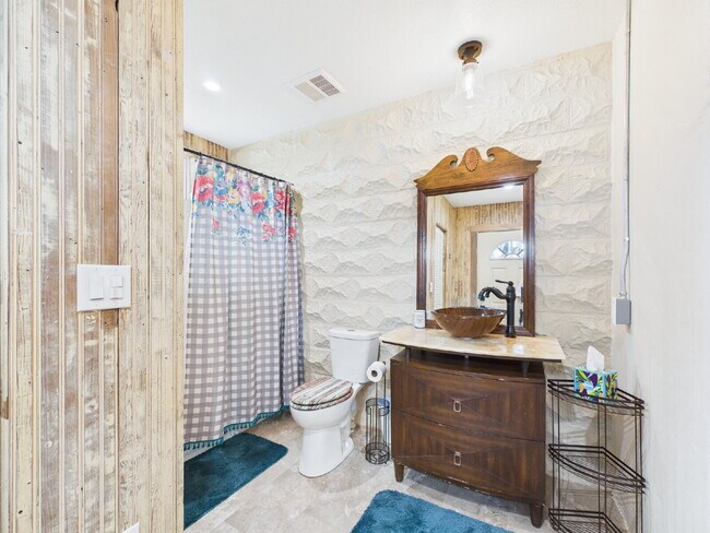 Building Photo - "Charming Furnished 1/1 in Stonewall, TX"