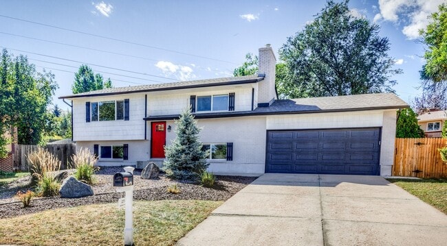 Primary Photo - Charming 3 Bed Home Centrally located, Lar...