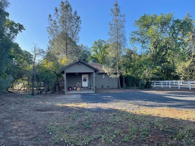 Building Photo - Cozy and convenient, private location, Cot...