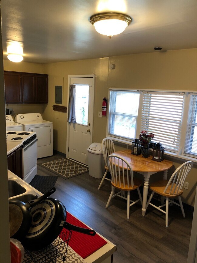 Building Photo - 405 N Hillsdale Dr
