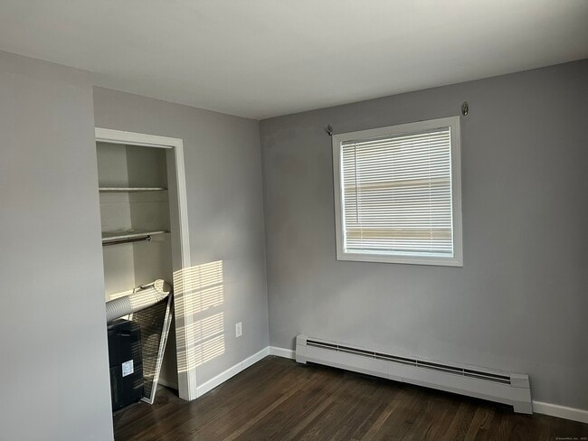 Building Photo - 484 Meriden Ave