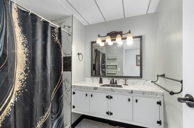 Building Photo - 852 Tarpon St SW