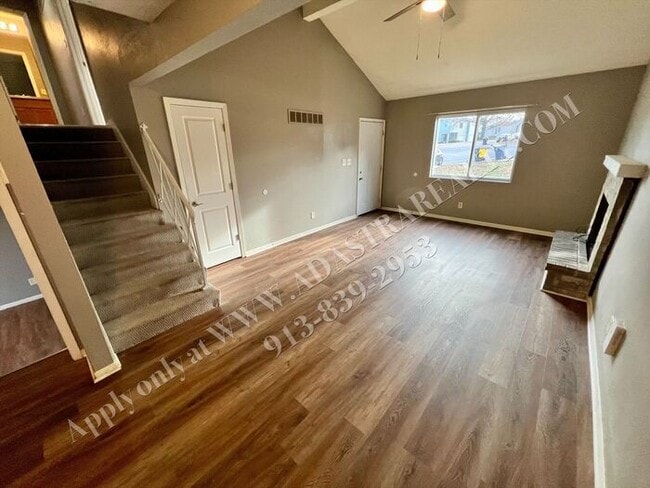 Building Photo - Beautiful Remodeled South KCMO Townhome-Available NOW!!