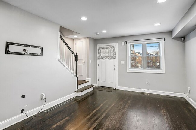 Building Photo - 812 Burns St SE