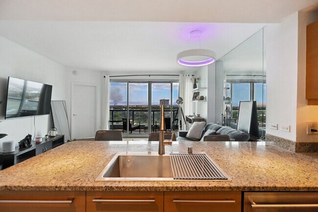 Building Photo - Turnberry Tower Beauty With Stunning Views