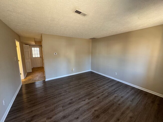 Building Photo - 2 Bedrooms, 1.5 Bathrooms - Townhome in West Rome!