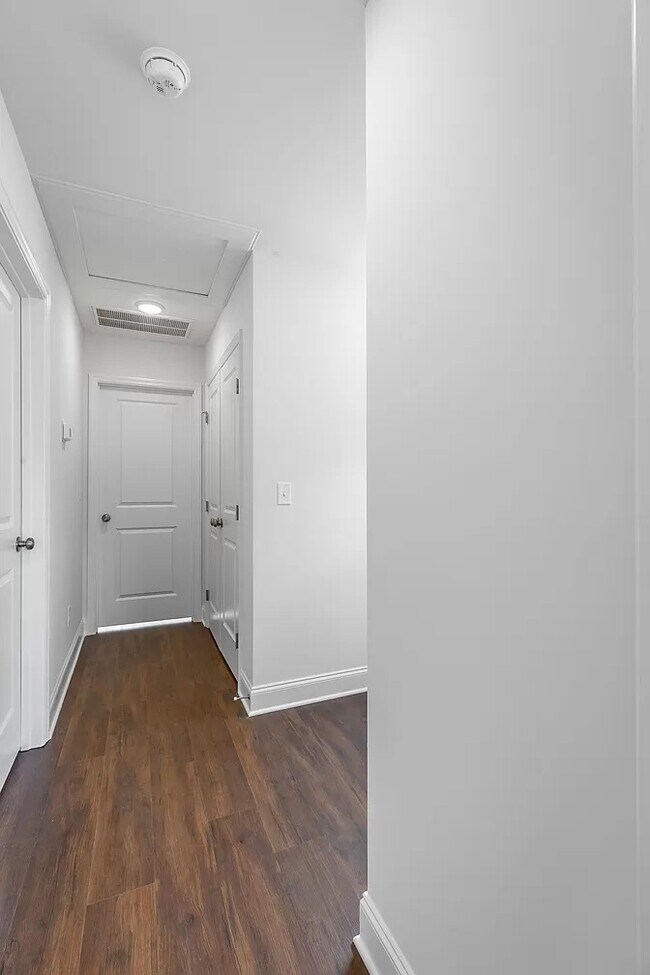 Building Photo - 5562 Stream Ln