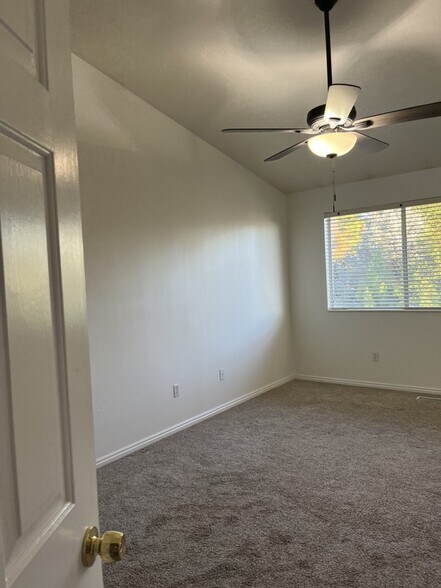 Building Photo - 948 E 180 N