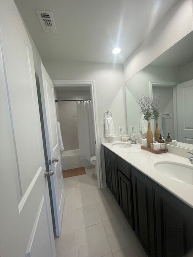 Building Photo - Charming 3-Bed, 2.5-Bath Home for Lease in...