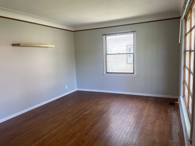 Building Photo - Charming Bungalow Available - Walk To Sout...