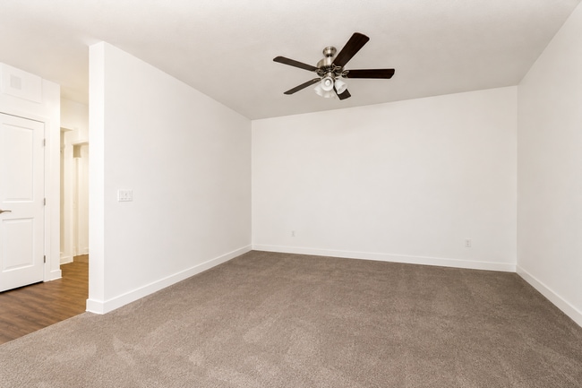 Building Photo - Modern 3-Bed Vineyard Townhome Near UVU with Stunning Amenities!