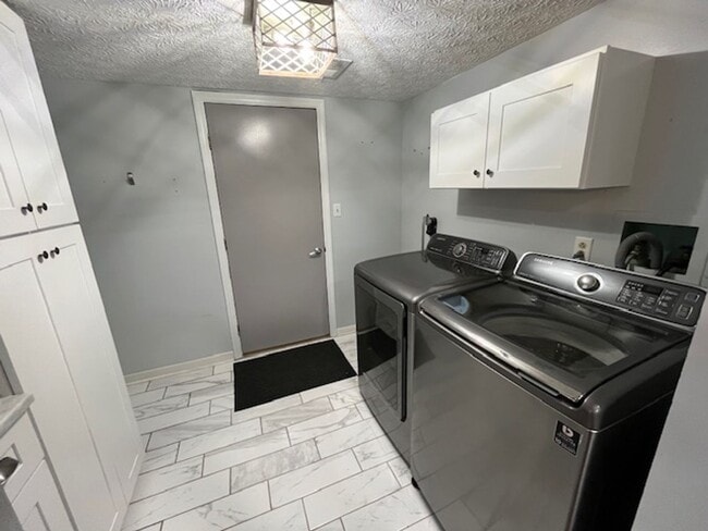 Building Photo - Beautifully remodeled 3 bedroom, 2.5 bath, 2 car garage