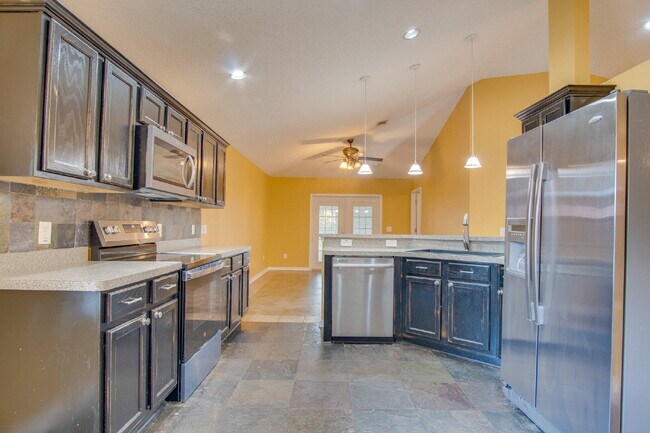 Building Photo - Spacious 3BR with Sunroom & Eat-In Kitchen – Holsberry Estates