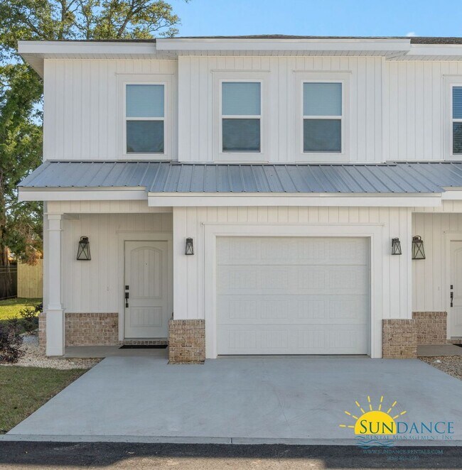 Building Photo - Stunning 3 Bedroom Townhome in a Gated Com...