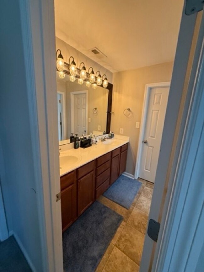 Building Photo - Welcome To Carriage Run!!