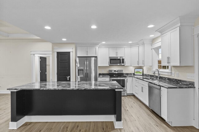 Building Photo - 240 Banyan Blvd