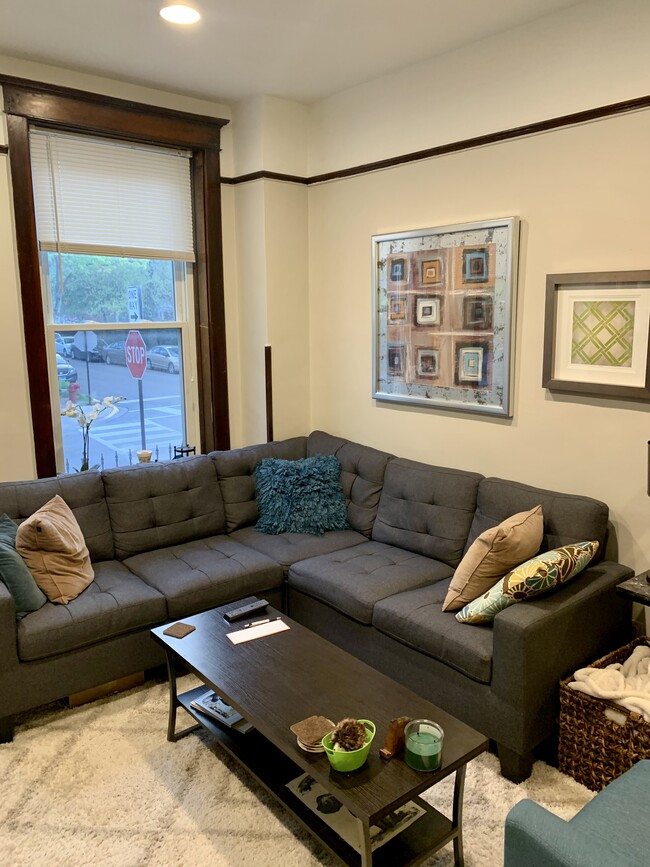 Spacious living room - 644 W Schubert Ave
