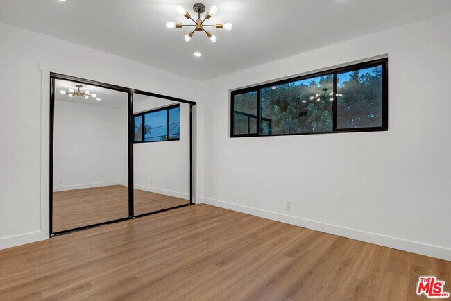 Building Photo - 950 Havenhurst Dr