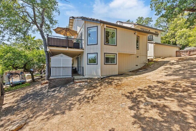 Building Photo - Luxury 5 Bedroom Home with Panoramic Views...