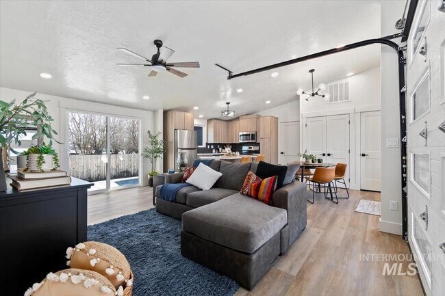 Building Photo - 362 London St