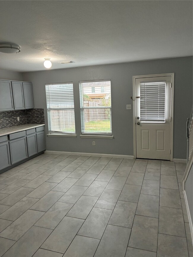 Building Photo - 9126 Kendale Dr