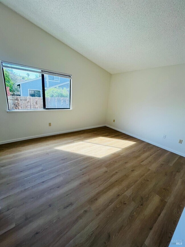 Building Photo - 111 Thresher Dr