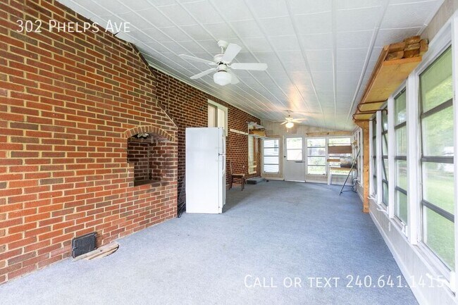 Building Photo - 302 Phelps Ave