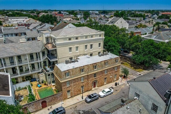 Building Photo - 1323 Dauphine St