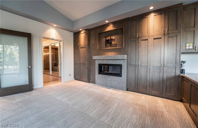 Building Photo - 980 Vegas Valley Dr