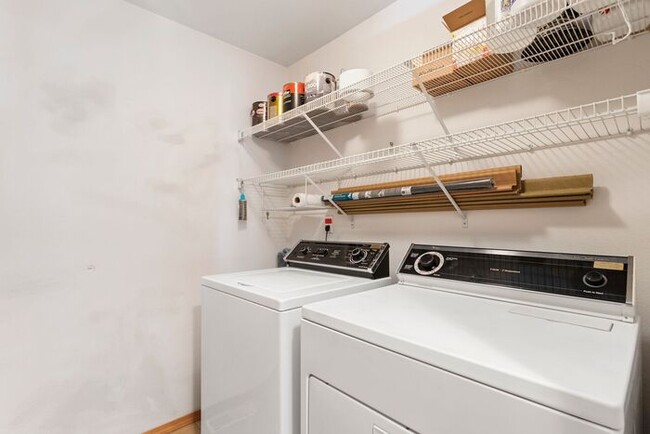 Building Photo - Secluded 3 bedroom 2 bath home close to Wo...