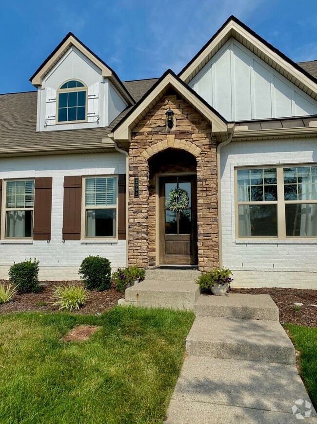 Building Photo - Well appointed Townhome