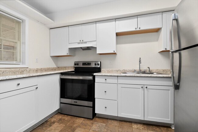 Building Photo - Lovely Two Bedroom Condo in Cotswold!