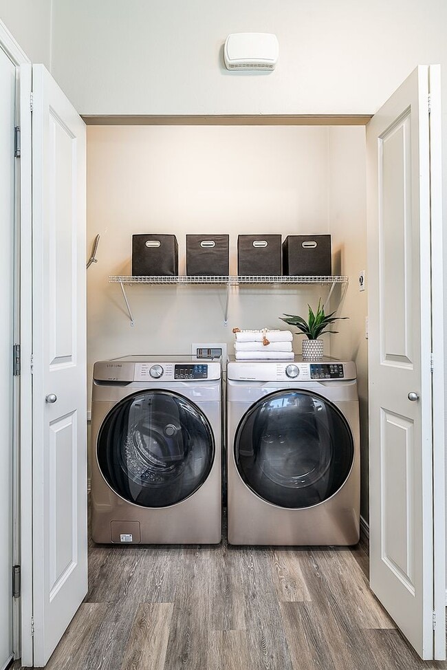Building Photo - BOTHELL 2 BED, 2 BATH CORNER CONDO FOR REN...