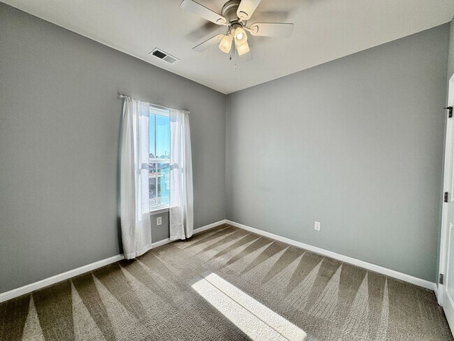 Building Photo - Available 07-08-26! Townhouse w/Garage - Pet Friendly - All Appliances Convey!