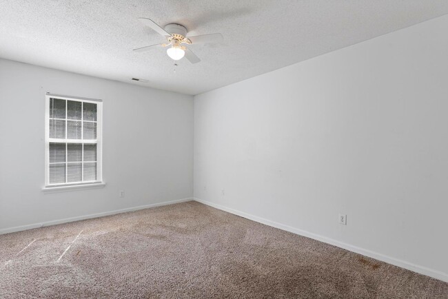Building Photo - 3 bedroom with garage available in June!