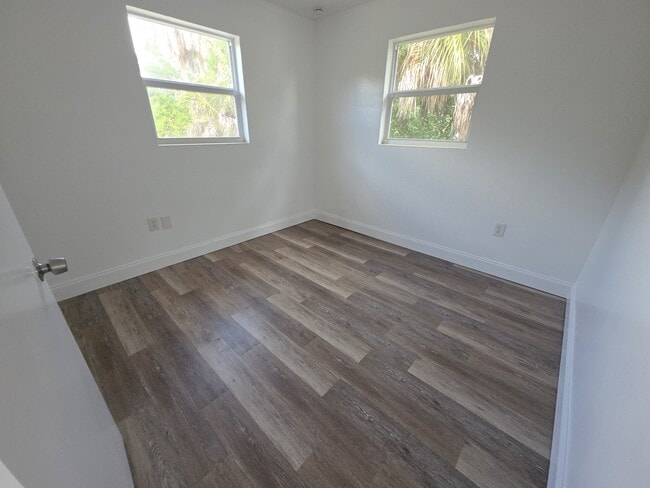 Building Photo - 1044 W Highland Dr